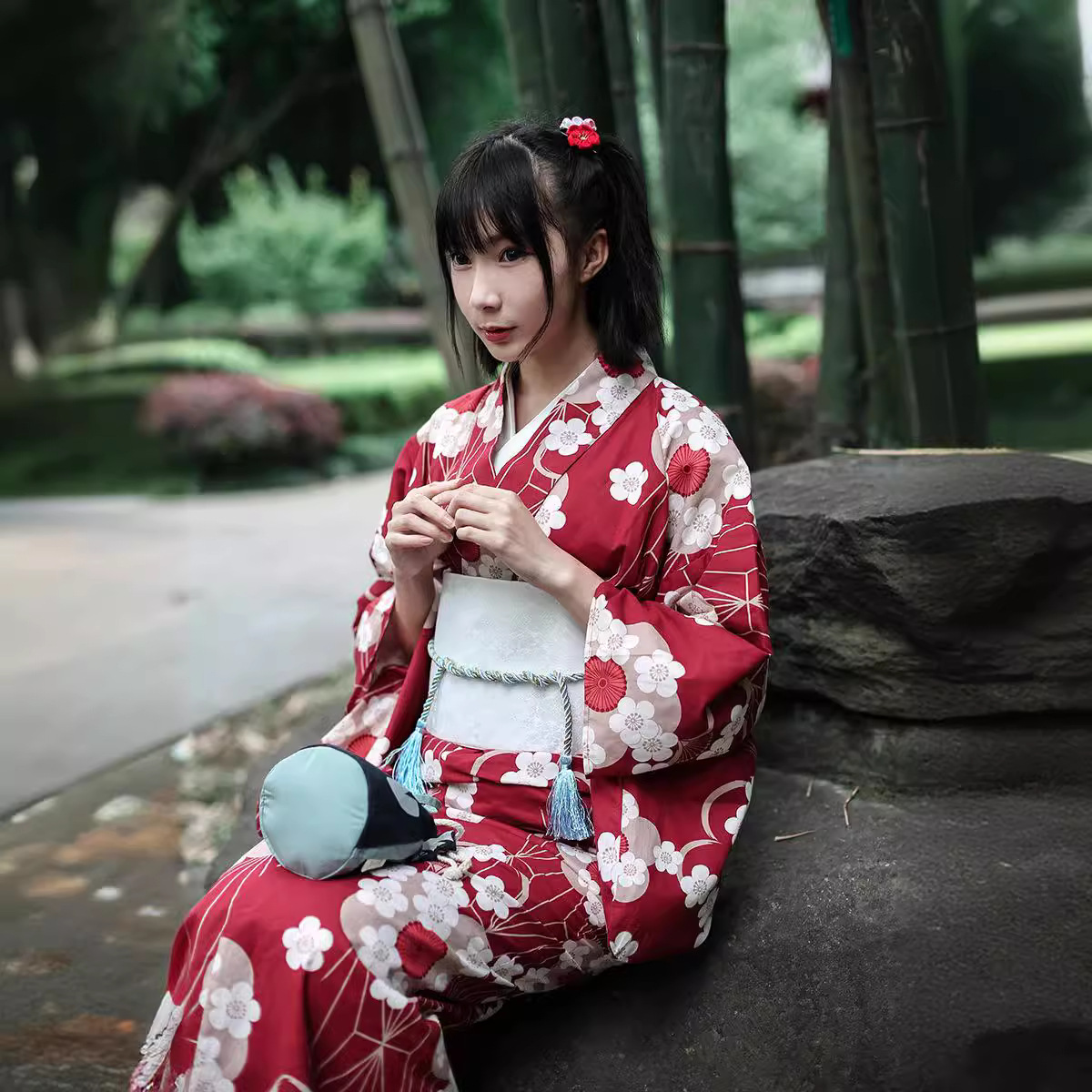Japanese Women Formal Wear - ชุดยูกาตะสีแดงแบบญี่ปุ่นสำหรับผู้หญิง ทรงปรับแต่งได้ ลายดอกซากุระขนาดใหญ่ ชุดพิธีการ ชุดคลุมแบบดั้งเดิมของญี่ปุ่น